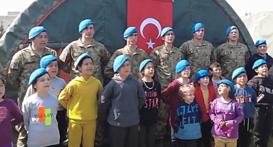 Mehmetçikler Depremzede Çocuklarla Birlikte