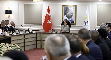 Meral Akşener, Partisinin GİK Üyeleriyle Bir Araya Geldi
