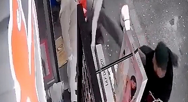Mürteci Şahıs, Mağaza Önündeki Cansız Mankenlere 'Günah' Diyerek Saldırdı