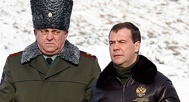 Rus Trolü Medvedev: Ukrayna Kırım'ı Almaya Çalışırsa Her Türlü Silahı Kullanırız