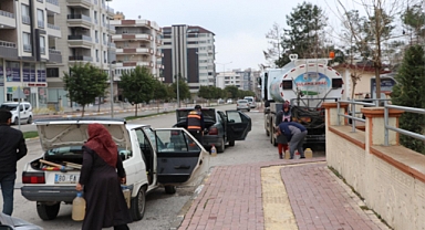 AKP'li Şanlıurfa Belediyesi Suya Muhtaç Vatandaşlara 'Kirli Su' Dağıtıyor