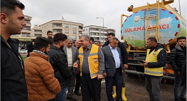 Şanlıurfa Büyükşehir Belediye Başkanı Zeynel Abidin Beyazgül ve AKP Şanlıurfa Milletvekili Ahmet Akay, Sel Bölgesinde Gülerek Görüntü Verdi