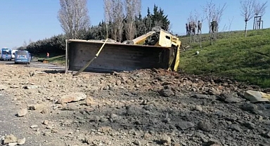 Silivri TEM Otoyolunda Bir Hafriyat Kamyonu Karşı Şeritteki Otomobillerin Üstüne Devrildi: 6 Ölü, 3 Yaralı