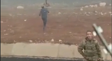 Sınırı Aşan Kaçak Göçmenler, Müdahale Yetkisi Verilmeyen Türk Askerinin Yanından Koşarak Geçti