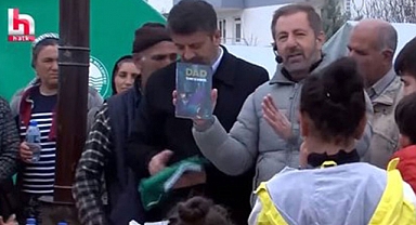 Xalk TV, Depremzede Çocuklara Kürtçü Demirtaş'ın Kitabını Övdü