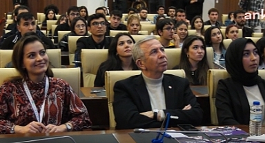 ABB Başkanı Mansur Yavaş Gençlerle Bir Araya Geldi