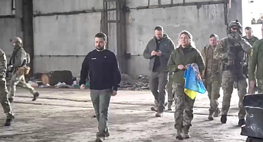 Zelensky, İşgalci Rus Ordusunun Kuşatması Altındaki Bakhmut'ta Cepheyi Ziyaret Etti