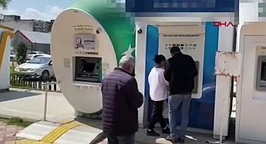 Adana Bir Kişi 'Para Yatmadı' Diye Bankamatiği Taşla Kırdı