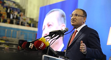 AKP'li Bakan Bekir Bozdağ, Şanlıurfa'da Boş Sandalyelere Konuştu 