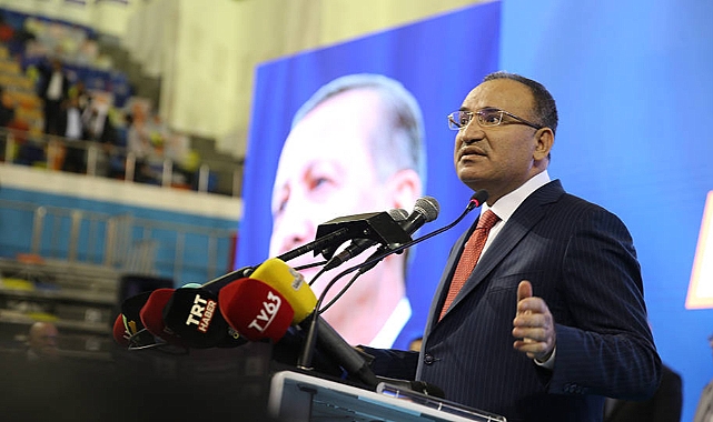 AKP'li Bakan Bekir Bozdağ, Şanlıurfa'da Boş Sandalyelere Konuştu