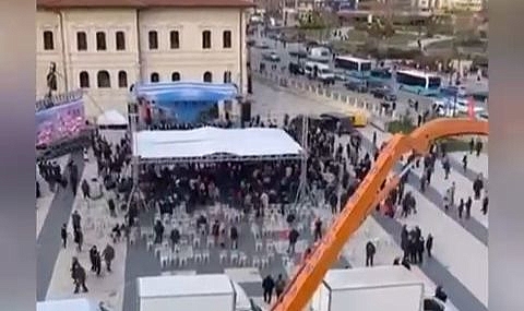 AKP'li Bakan Murat Kurum'un Konuşması Sırasında Tören Alanı Boş Kaldı