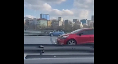 Aracını Trafikte Yol Kenarına Çekip Namaz Kıldı
