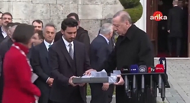 Erdoğan Gazetecilere Çikolata Dağıttı: Kız, Gel Gel, Bunu Her Yerde Bulamazsın