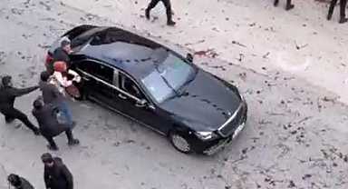 Erdoğan'ın Korumalarını Atlatan Kadın Arabasının Camından Kağıt Attı