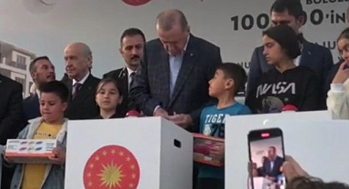 Erdoğan Yine Çocuklara Para Dağıttı, Nakit Parası Kalmayınca 'Aranızda Bölüşün' Dedi