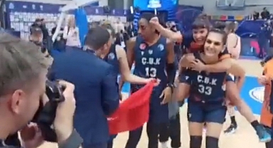 EuroLeague'de Finale Yükselen Çukurova Basketbol Takımının Türk Bayrağı İle Kutlama Yapması Engellendi