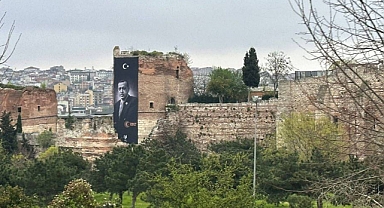 İstanbul Surlarındaki Erdoğan Afişleri İndirildi