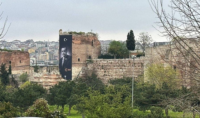 İstanbul Surlarındaki Erdoğan Afişleri İndirildi