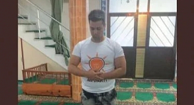 Kaan Özdil Adlı TikTok Fenomeni, AKP Tişörtü Giyip Erdoğan Portresinin Önünde Namaz Kıldı