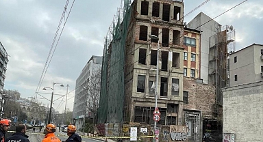 Karaköy'de 5 Katlı Metruk Bina Çöktü