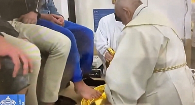 Papa, Mahkumların Ayağını Yıkayıp Öptü