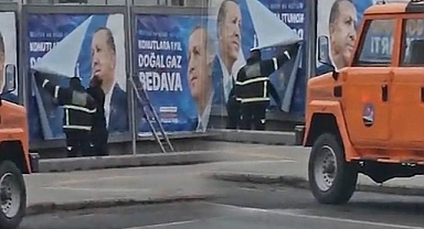 Parti Devletinden Sıradan Manzaralar: Kars Arama Kurtarma'ya Bağlı Ekipler Erdoğan’ın Afişlerini Astı