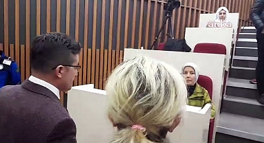 Tanju Özcan, Kendisine Su Şişesi Fırlatan AKP'li Hacer Çınar'ı Toplantıdan Kovdu