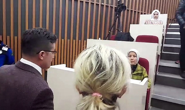 Tanju Özcan, Kendisine Su Şişesi Fırlatan AKP'li Hacer Çınar'ı Toplantıdan Kovdu
