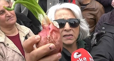 Trabzon'daki Mitinge Elinde Kuru Soğanla Gelen 70 Yaşındaki Kadın Erdoğan'a Seslendi