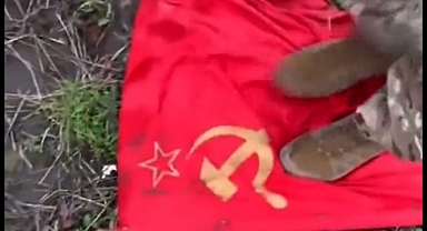 Ukrayna Askeri Kırım Tatarları Ayaklarını Sovyet Bayrağına Sildi