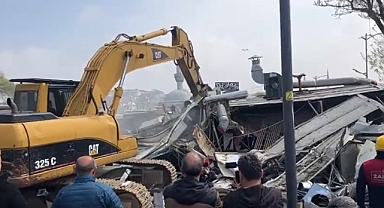 Üsküdar'da Yıkılmaması İçin Ekiplere Silah Çekilen Kaçak Kafe, İBB Tarafından Yıkıldı