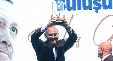 AKP'li Soylu Berberlerle Buluştu: Saç Kesme Makası Hediye Edildi