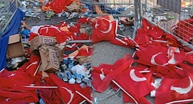 AKP Mitinginden Sonra Türk Bayrakları Yerlere Atıldı