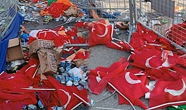 AKP Mitinginden Sonra Türk Bayrakları Yerlere Atıldı