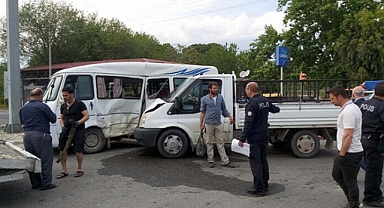Aydın’da Öğrenci Servisi ile Kamyonet Çarpıştı: 12'si Öğrenci,13 Yaralı