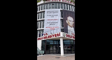 Bolu Belediyesinin Sığınmacılara Yönelik 'Gidin' Pankartı, AKP'nin Şikayeti Üzerine Kaldırıldı
