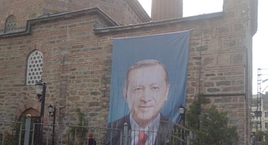 Erdoğan'ın Portresini Bu Sefer de Camiye Astılar