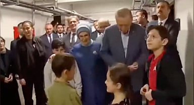Erdoğan Oy Kullandığı Okulda Çocuklara Para Dağıttı