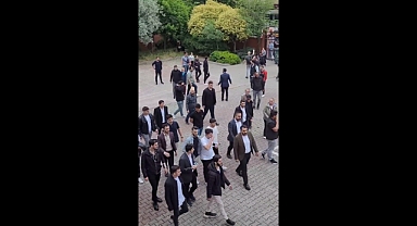 Kadıköy'de Bir Grup Erkek Okulu Basıp Kadınlara Saldırmaya Kalktı