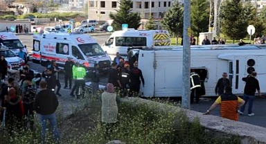 Kayseri’de Servis Midibüsü ile Tır Çarpıştı: 1’i Ağır 33 Yaralı