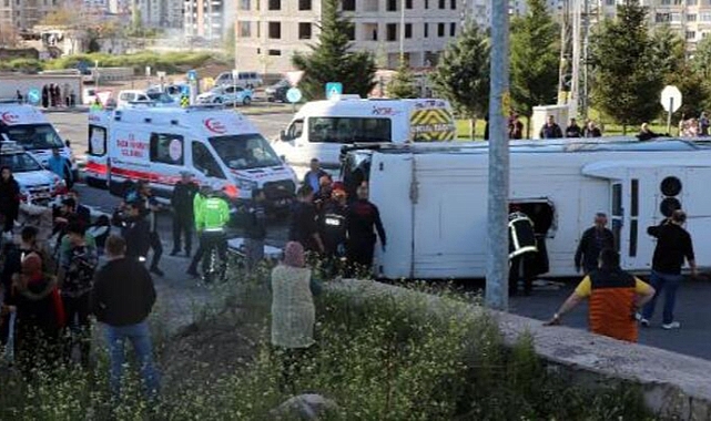 Kayseri’de Servis Midibüsü ile Tır Çarpıştı: 1’i Ağır 33 Yaralı
