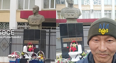 Kazakistan'da Bir Adam Jukov Anıtının Önüne Klozet Bıraktı