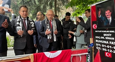 Kılıçdaroğlu, Bursa Mitingi Öncesi Sinan Ateş'in Mezarını Ziyaret Etti