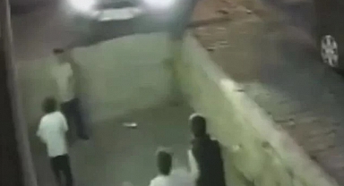 Kontrolünü Kaybeden Sürücü Bina Boşluğunda Oynayan İkiz Kardeşleri Ezdi