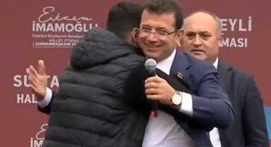 Miting Esnasında Sahneye Atlayan Genç, İmamoğlu'na Sarılıp Ağladı