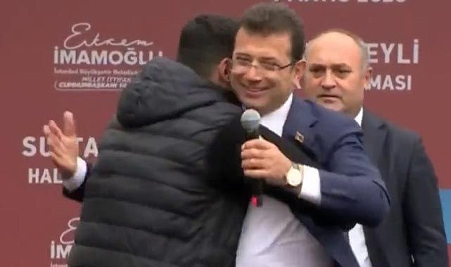 Miting Esnasında Sahneye Atlayan Genç, İmamoğlu'na Sarılıp Ağladı