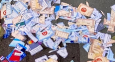 Pendik'te Oy Kullanılan Okulun Yanındaki Çöp Kutusunda Çok Sayıda Yırtılmış Kimlik Bulundu