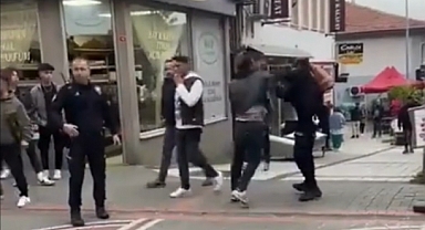 Polise Yumruk Atan Şahsı Linç Edilmekten Aynı Polis Kurtardı