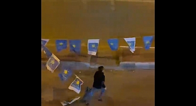 Saldırganlar Erzurum'da İYİ Parti Afişlerini İndirmeye Başladı