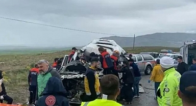 Sivas'ta Minibüs ve TIR Çarpıştı: 4 Ölü